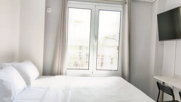 1 slaapkamer, een kluis op de kamer, een bureau