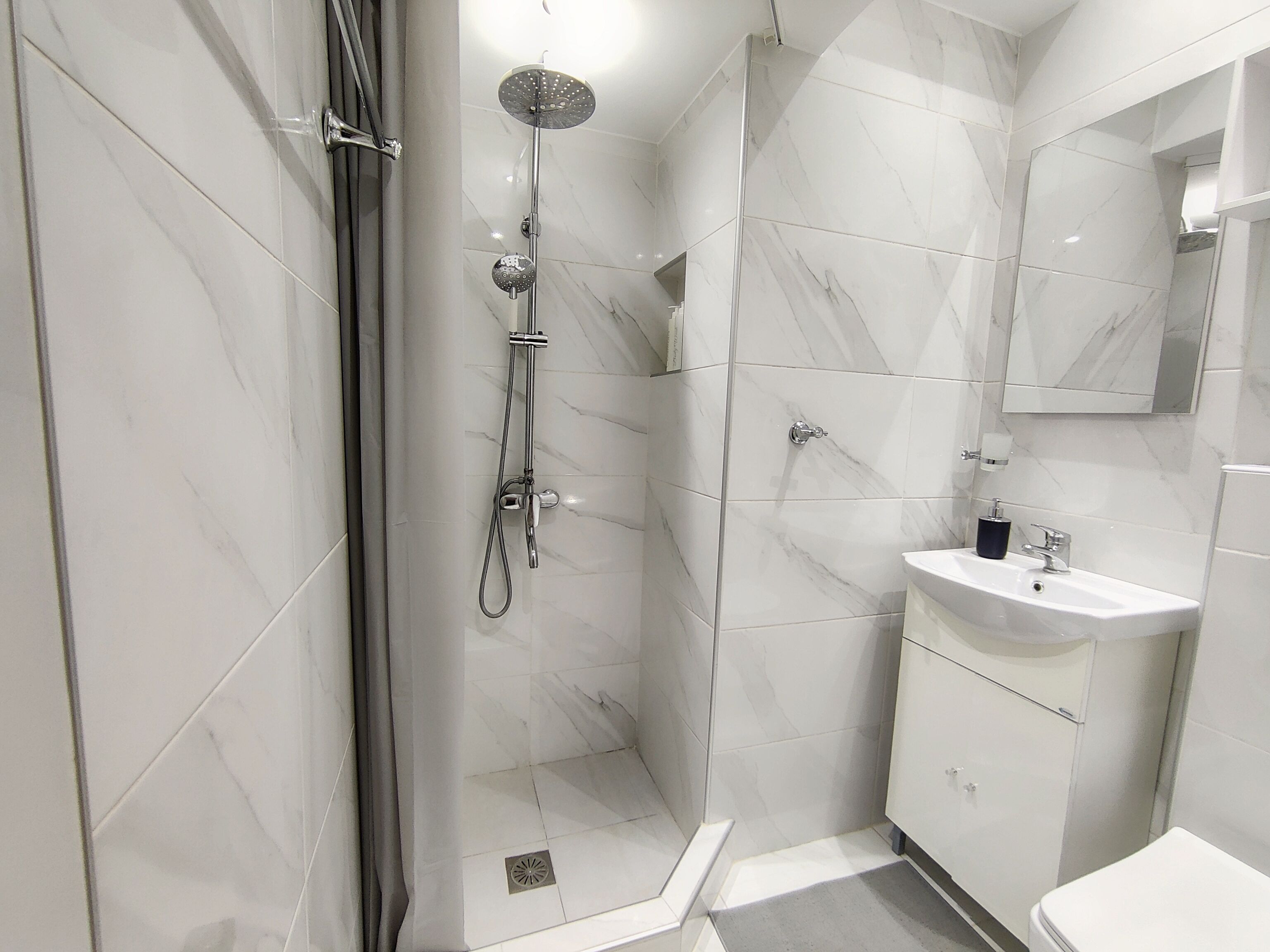 Een douche, gratis toiletartikelen, een haardroger, handdoeken