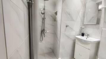 Een douche, gratis toiletartikelen, een haardroger, handdoeken