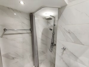 Douche, articles de toilette gratuits, sèche-cheveux