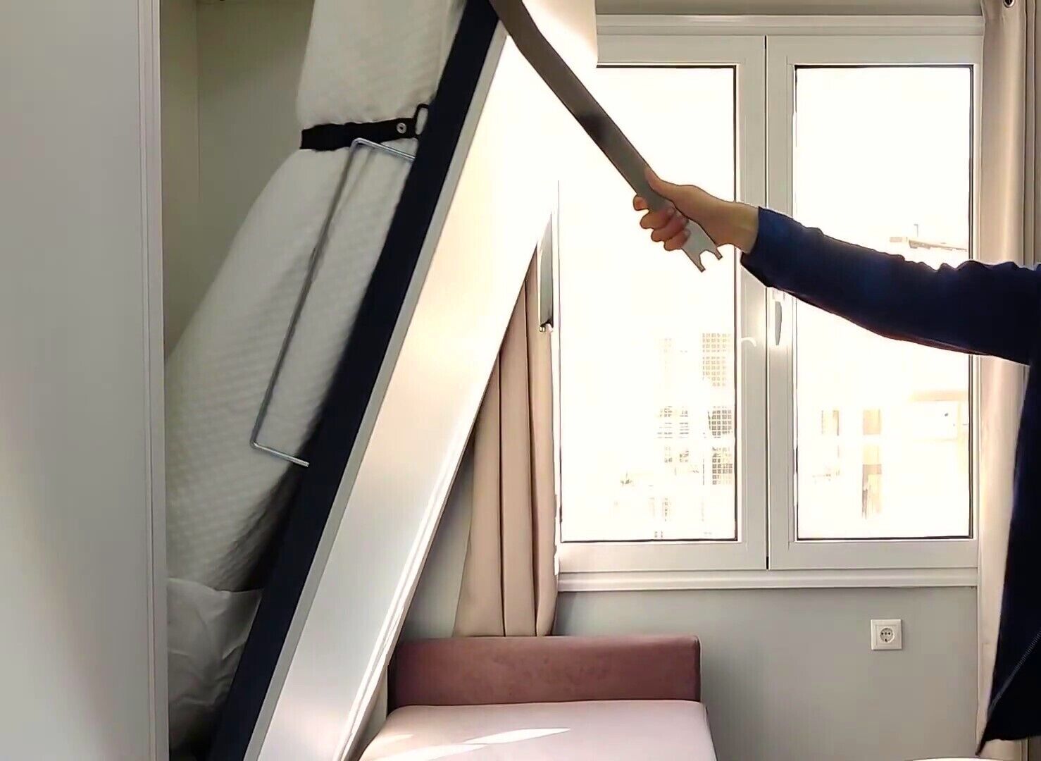 Een kamer met een bed, een raam en een deur.