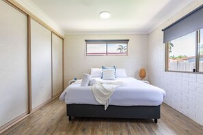 Iron/ironing board, free WiFi, bed sheets