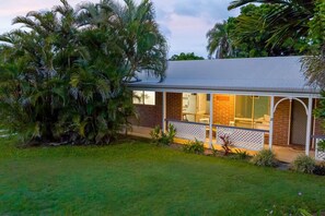 Exterior - Bella Rose - 3 BR w/ Boat Parking - Walk to Beach (Agnes Water)