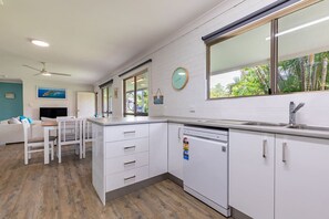 Fridge, microwave, oven, stovetop - Bella Rose - 3 BR w/ Boat Parking - Walk to Beach (Agnes Water)