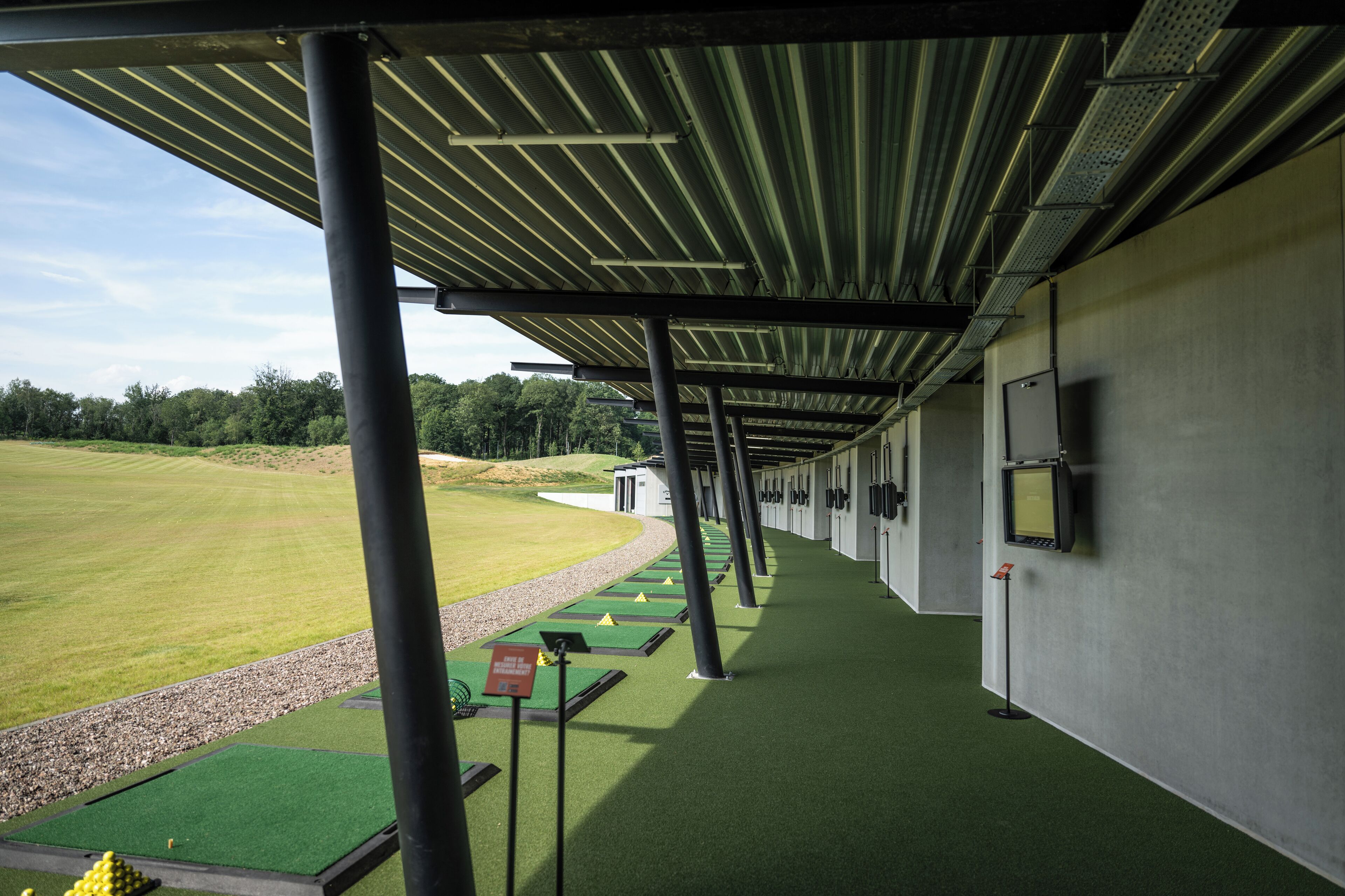 Lapangan sasar golf tertutup