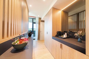 Una cocina moderna con armarios de madera, encimera negra y un cuenco con flores.