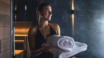 Couples treatment room(s), sauna, hot tub, steam room
