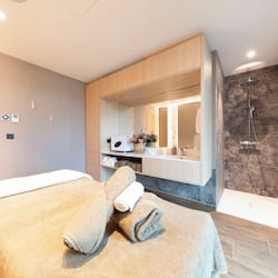 Couples treatment room(s), sauna, hot tub, steam room