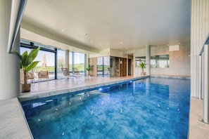 Couples treatment room(s), sauna, hot tub, steam room