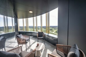 Suíte luxo, vista para o jardim | Terraço/pátio