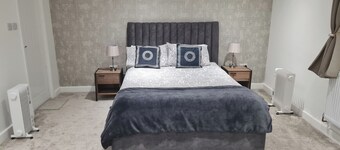 Central Guest Room - En-suite, Parking