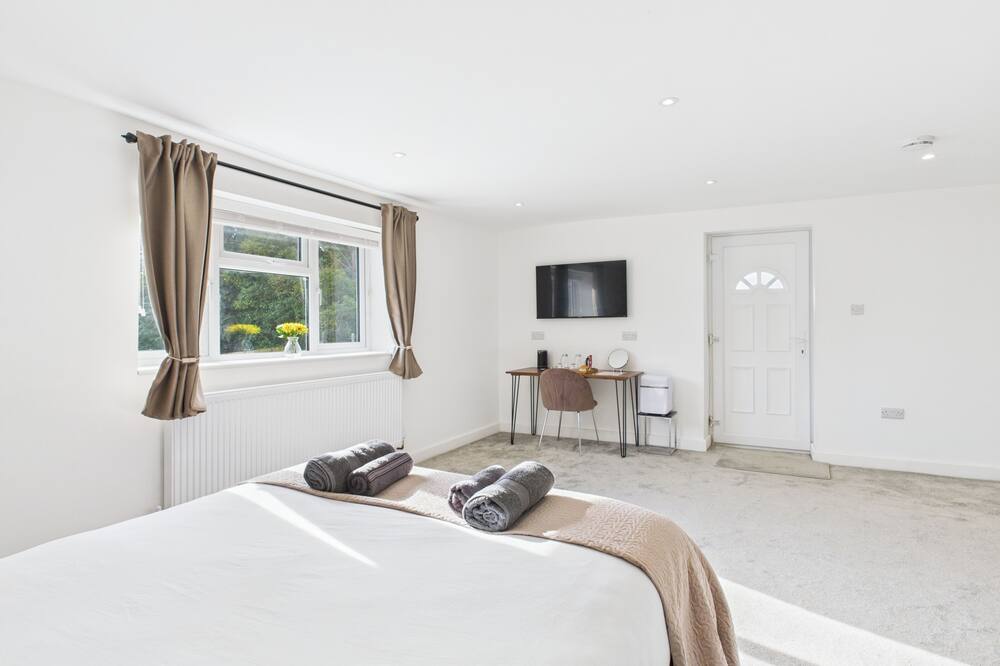 Central Guest Room - En-suite, Parking - Witton Bridge
