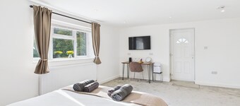 中央客房 - 附衛浴與停車位