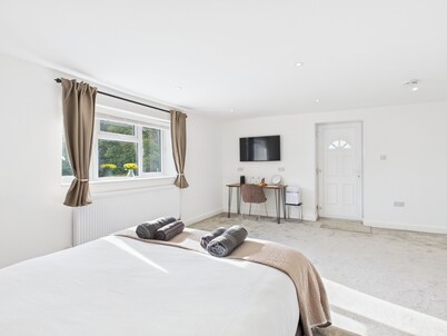 Central Guest Room - En-suite, Parking