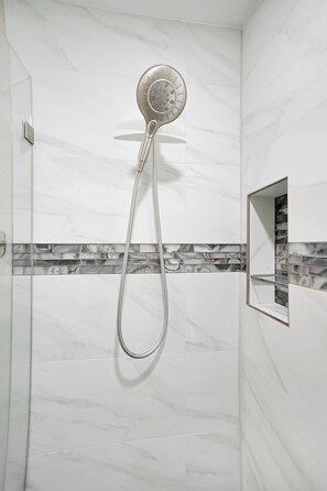 Secador de cabelo, toalhas de banho, sabonete, papel higiênico