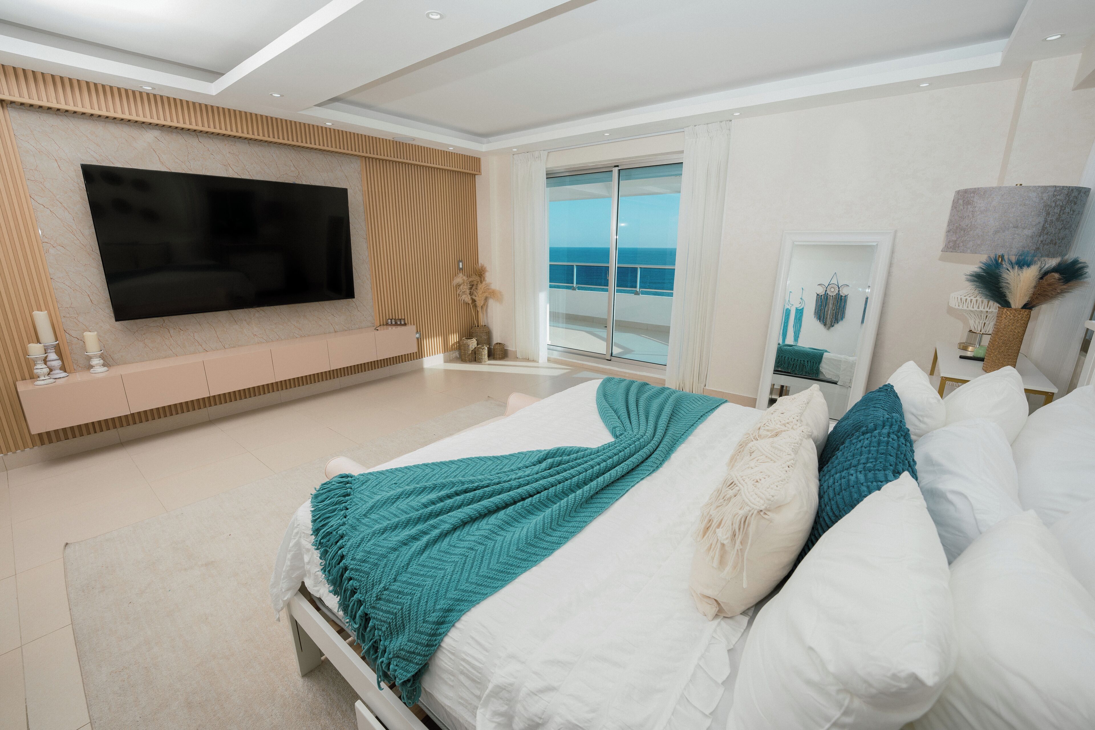 Cubrecamas, colchones con pillow-top y tabla de planchar con plancha 