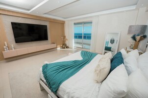Cubrecamas, colchones con pillow-top y tabla de planchar con plancha 