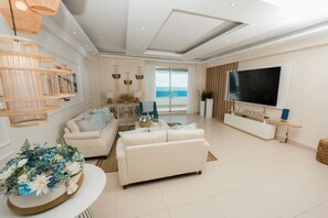 Exclusive-huoneisto, 3 makuuhuonetta, parveke, valtamerinäköala | Oleskelualue | 42–tuumainen äly-TV, jossa kaapelikanavat