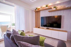 Apartamento Deluxe, vistas al mar | Televisión