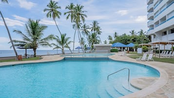 2 piscinas al aire libre, sombrillas, sillones reclinables de piscina