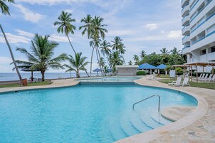 2 piscinas al aire libre, sombrillas, sillones reclinables de piscina