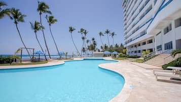 2 piscinas al aire libre, sombrillas, sillones reclinables de piscina