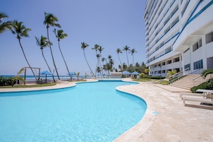 2 piscinas al aire libre, sombrillas, sillones reclinables de piscina