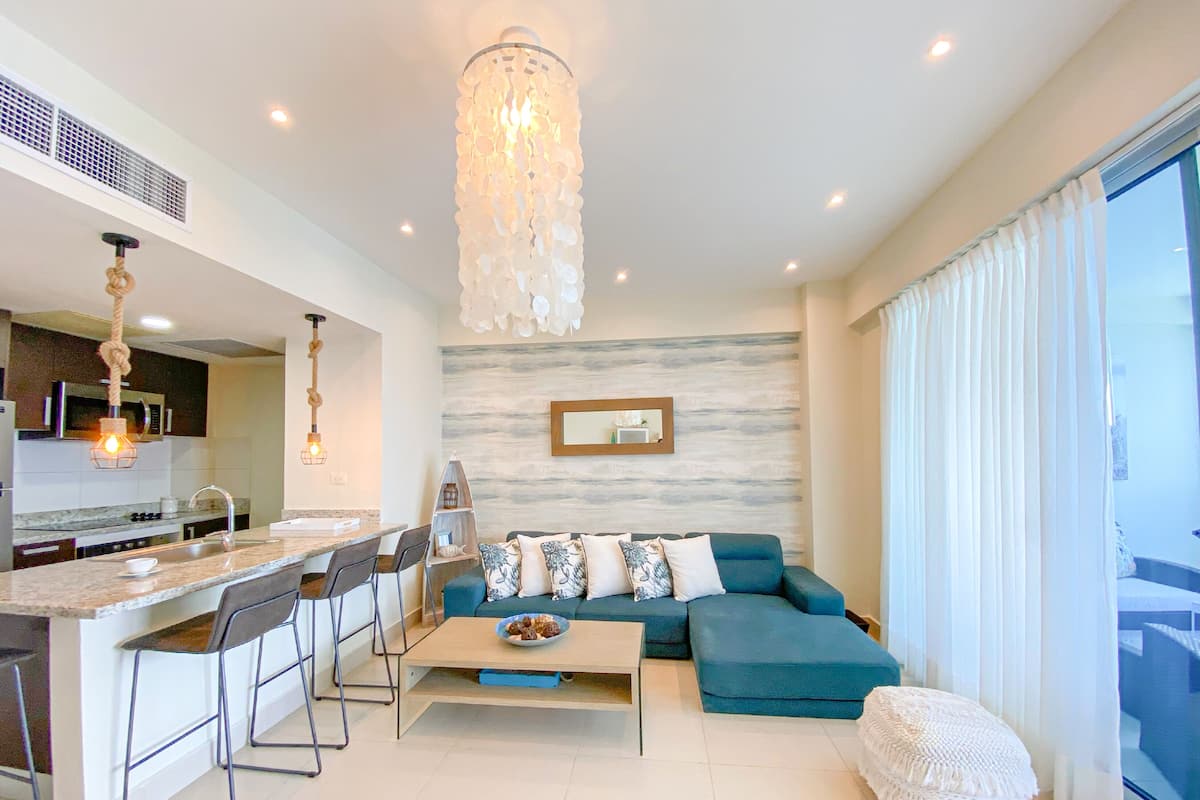 Apartamento conforto, vista para o mar | Área de estar | Smart TV 42 polegadas com canais a cabo