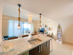 Apartamento Confort, vistas al mar | Cocina privada | Frigorífico, microondas, tostadora y licuadora