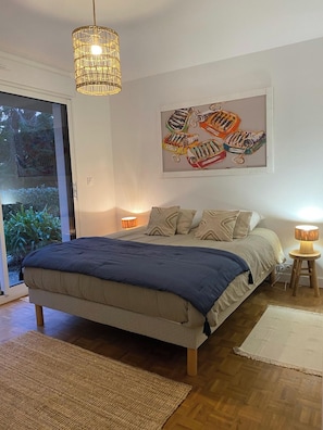 4 bedrooms, iron/ironing board, WiFi, bed sheets