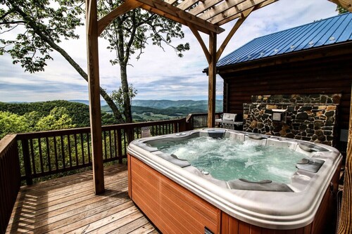 Cloud 9: Log Cabin, Stunning View, Luxury Hot Tub, Gas Fire Pit, 30 min to Boone