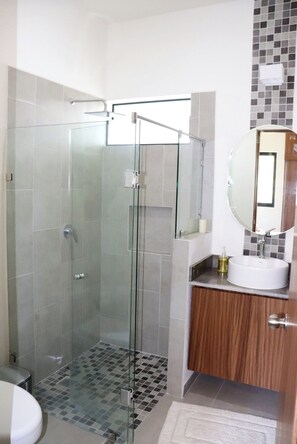 淋浴設備、提供毛巾、番梘、洗頭水