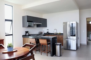 Frigorifero, microonde, forno, piano cottura