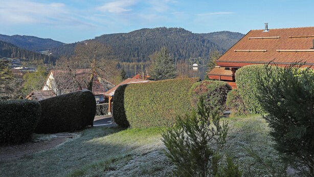 A view of a mountainous landscape with a building featuring a red roof and a chimney. - Domaine des Chênes Rouges - Appt 3 étoiles pour 4p dans chalet (Gérardmer)