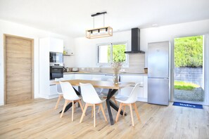 Kühlschrank, Mikrowelle, Ofen, Geschirrspüler