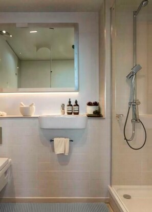 Leilighet | Bad | Dusj, hårføner og håndklær