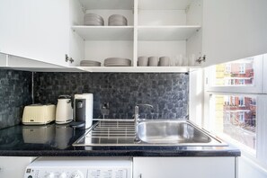 Appartement | Privékeuken | Een koelkast, een magnetron, een oven, een kookplaat