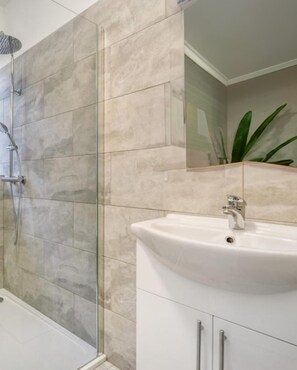 Apartment | Bathroom | Separate tub and shower, deep soaking tub, hair dryer, towels - Cozy by Shoreditch Box Park (London)