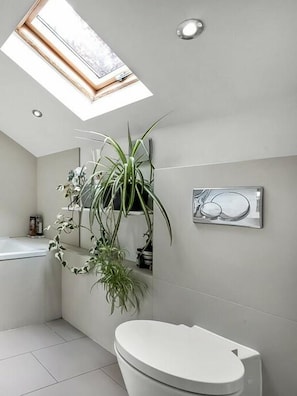 Apartment | Bathroom | Separate tub and shower, deep soaking tub, hair dryer, towels - Charming 3beds in Shoreditch (London)