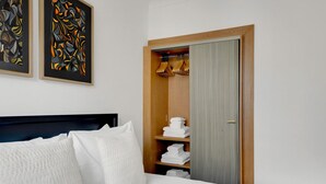 Room - Spacious Gloucester Gem (London)