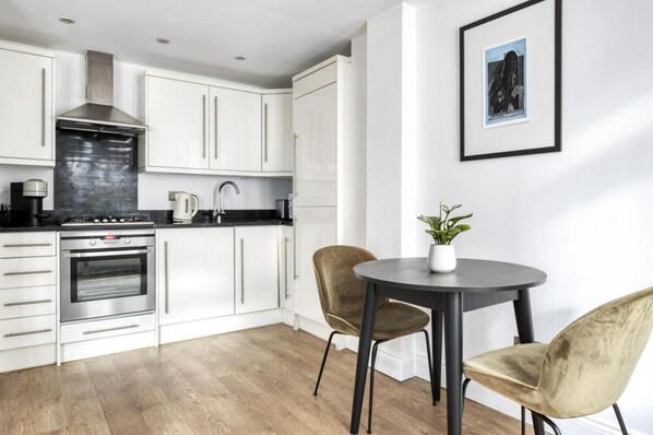 Fridge, microwave, oven, stovetop - Central London 2 Beds (London)