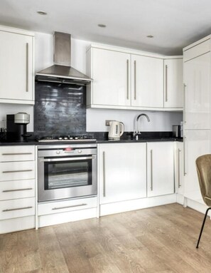 Fridge, microwave, oven, stovetop - Central London 2 Beds (London)