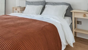 2 bedrooms, iron/ironing board, free WiFi, bed sheets - Central London 2 Beds (London)