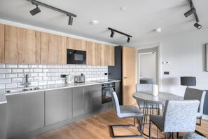 Appartement | Cuisine privée | Réfrigérateur, micro-ondes, four, plaque de cuisson
