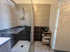 Secador de cabelo, toalhas de banho