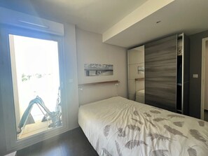 2 soverom, strykejern/-brett og sengetøy