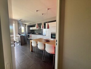 Kjøleskap, mikrobølgeovn, ovn og oppvaskmaskin