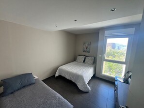 2 Schlafzimmer, Bügeleisen/Bügelbrett