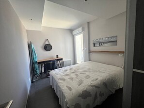 2 quartos, ferros/tábuas de passar roupa, roupa de cama