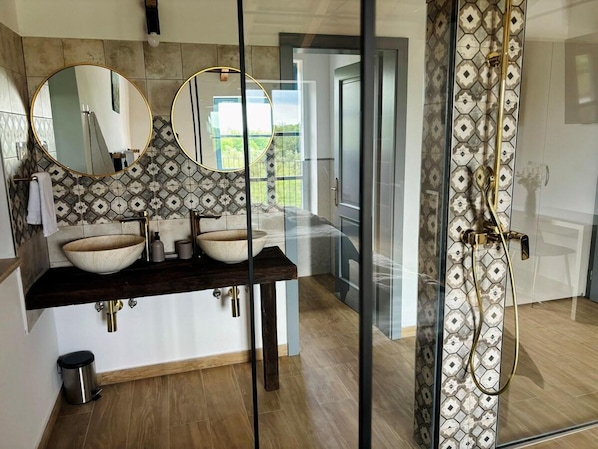 Villa | Salle de bain | Douche, séchoir à cheveux, serviettes fournies